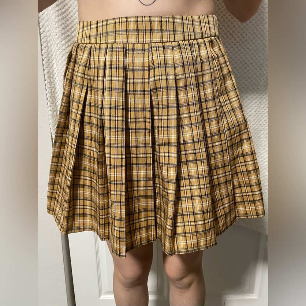 Gold and Black plaid pleated skirt. Shein, size 6.